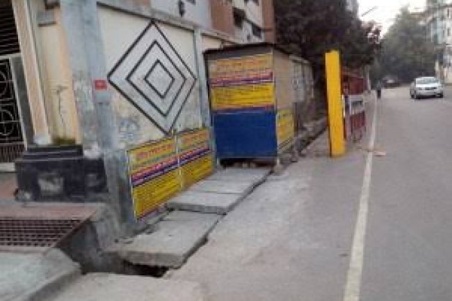 শহরের ফুটপাথে গজিয়ে উঠেছে অবৈধ ড্রাইভিং ট্রেনিং স্কুল: নিরাপত্তা ঝুঁকিতে পথচারীরা