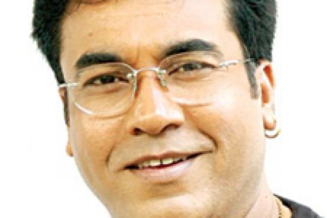 বাংলা চলচ্চিত্রের জনপ্রিয় নায়ক মান্না (আসল নাম এস এম আসলাম তালুকদার)