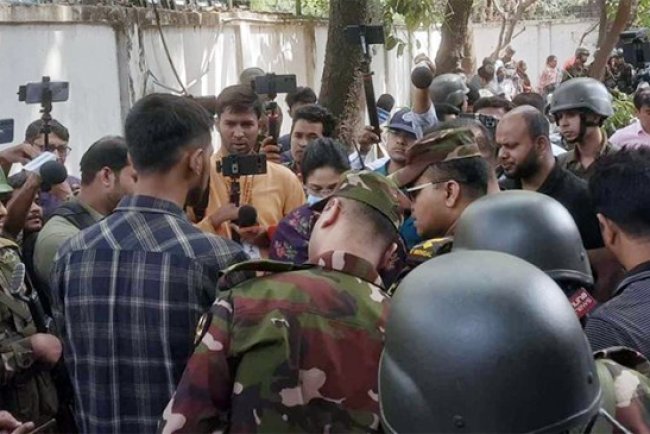 ঢাকা মেডিকেলে যৌথবাহিনীর অভিযান: অর্ধশতাধিক দালাল আটক