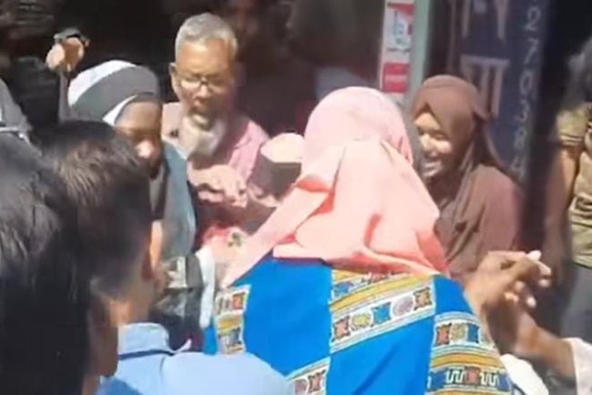 পিরোজপুরে দুই নারী চোর আটক, জনতার সহায়তায় পুলিশের কাছে হস্তান্তর