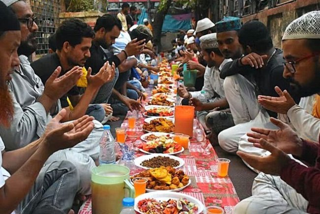 ইফতার: রোজাদারের জন্য মহান ইবাদত, সহীহ হাদিসের আলোকে গুরুত্ব