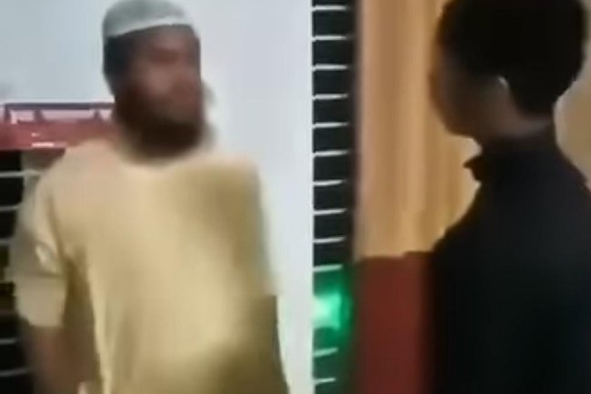 বরগুনায় সম্প্রতি একটি মসজিদে ইমামকে চড় মারার ঘটনায় স্থানীয় জনগণের মধ্যে তীব্র প্রতিক্রিয়া দেখা দিয়েছে।