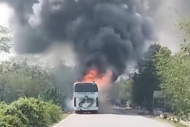 ঢাকা-বরিশাল মহাসড়কে গ্রীন লাইন বাসে অগ্নিকাণ্ড: যাত্রীরা অক্ষত, বাস সম্পূর্ণ পুড়ে গেছে