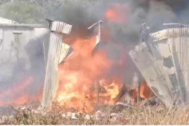 ঢাকার সাভারের আশুলিয়ায় পবনারটেকে একটি ঝুট গোডাউনে ভয়াবহ অগ্নিকাণ্ডে আগুন নিয়ন্ত্রণে ফায়ার সার্ভিসের ৪টি ইউনিট।