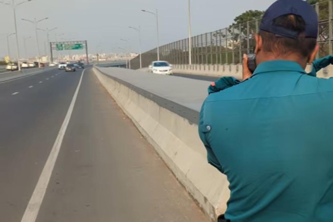 এলিভেটেড এক্সপ্রেসওয়েতে সর্বোচ্চ গতিসীমা ৮০ কি:মি:। এর বেশি হলেই ওভার স্পিডের মামলা দিচ্ছে পুলিশ