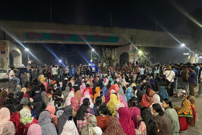 মধ্যরাতে উত্তাল ঢাকা বিশ্ববিদ্যালয়
