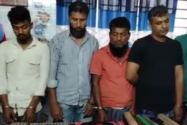 মুলাদী উপজেলার নাজিরপুরে অস্ত্রসহ ৫জন ডাকাত আটক।