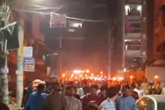 ধর্ষণের প্রতিবাদে উত্তরায় আইইউবিএটি বিশ্ববিদ্যালয়ের শিক্ষার্থীদের মশাল মিছিল।