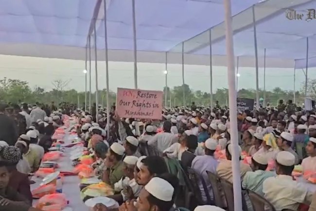 ড. মুহাম্মদ ইউনূস প্রায় এক লাখ রোহিঙ্গা শরণার্থীর সঙ্গে ইফতারে অংশগ্রহণ করেছেন।