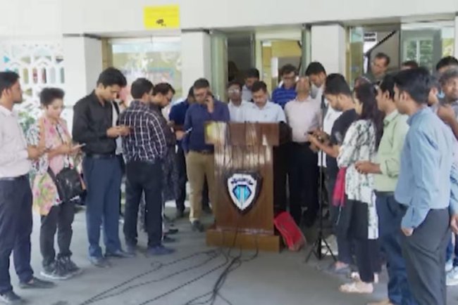 শেখ হাসিনা, শেখ রেহানা, জয় ও পুতুলের ৩১টি ব্যাংক হিসাবের ৩৯৪ কোটি টাকা জব্দ করেছে দুদক