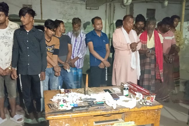 রাজধানীর উত্তরায় যৌথ বাহিনীর অভিযানে ধারালো অস্ত্র ও মাদকসহ ১৫ জনকে গ্রেপ্তার করা হয়েছে।