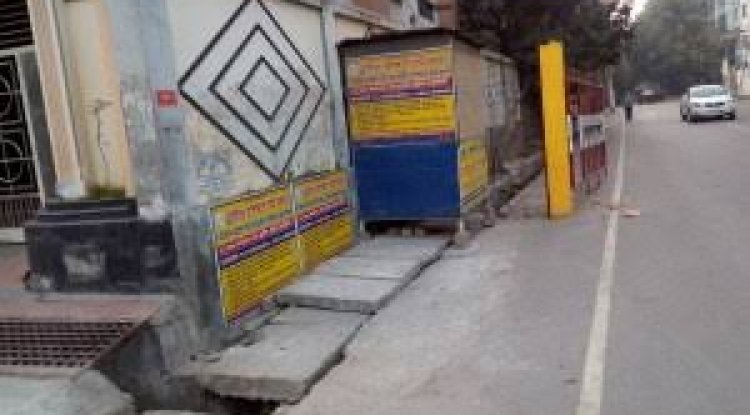 শহরের ফুটপাথে গজিয়ে উঠেছে অবৈধ ড্রাইভিং ট্রেনিং স্কুল: নিরাপত্তা ঝুঁকিতে পথচারীরা