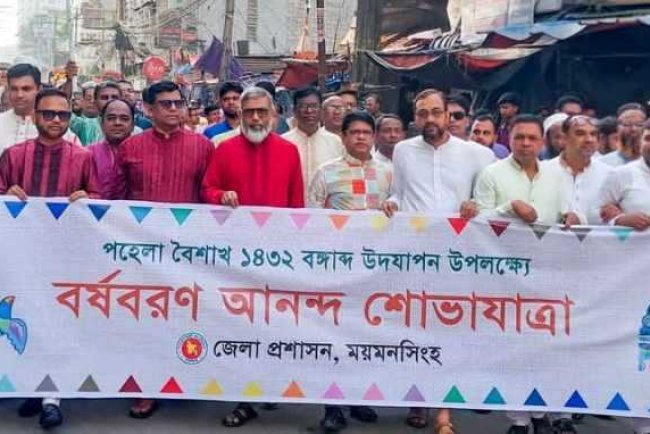 বর্ষবরণে আনন্দ শোভাযাত্রার পদচারণায় মুখরিত পথঘাট