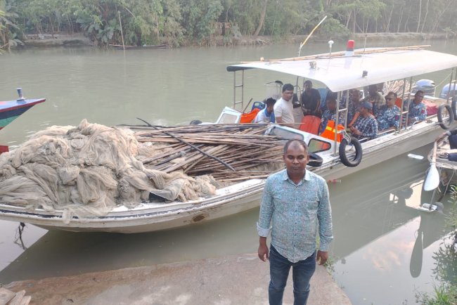 মেঘনা নদীর অভয়াশ্রম অভিযানে বিপুল পরিমাণ জাল ও খুটি জব্দ।