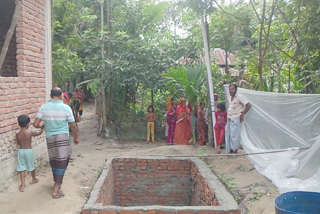 হিজলায় ইউএনও’র আদেশ অমান্য করে সরকারি রাস্তায় শৌচাগার নির্মাণ: