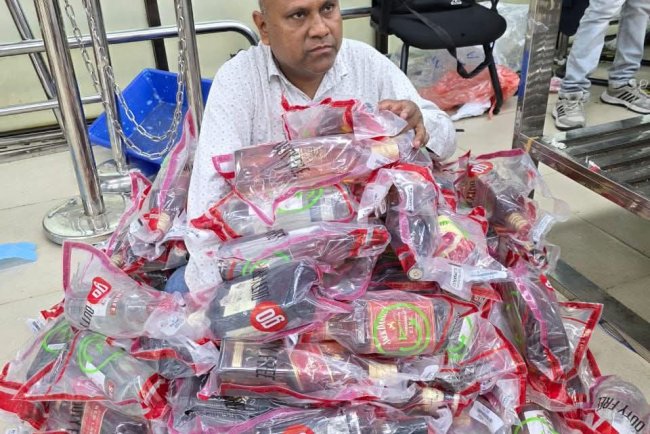 হযরত শাহজালাল আন্তর্জাতিক বিমানবন্দরে মাদক সহ  ৫ যাত্রী গ্রেফতার