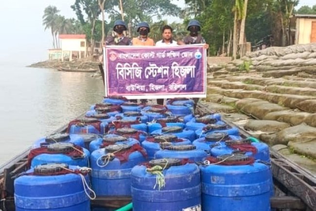 হিজলায় কোস্ট গার্ডের অভিযানে ৩ কোটি টাকার অবৈধ চিংড়ি রেণু জব্দ