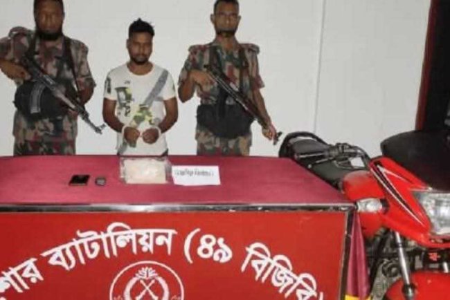 বেনাপোল মাদক সহ ভারতীয় এক ট্রাকচালককে গ্রেফতার করেছে (বিজিবি) সদস্যরা।