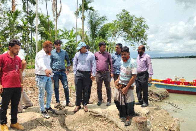 ভাঙন কবলিত এলাকা পরিদর্শন করলেন ইউএনও ও পানি উন্নয়ন বোর্ড প্রতিনিধি দল আমির হোসেন