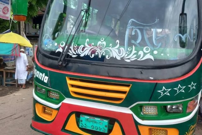 হিজলা মুলাদী রুটের বাসগুলোতে ড্রাইভার নেই কোন ড্রাইভিং লাইসেন্স গাড়ির কাগজপত্র