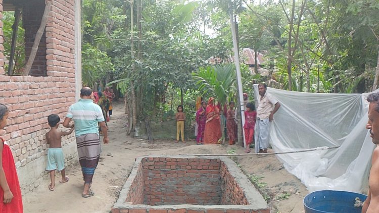 হিজলায় ইউএনও’র আদেশ অমান্য করে সরকারি রাস্তায় শৌচাগার নির্মাণ: