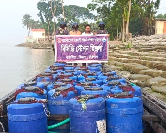 হিজলায় কোস্ট গার্ডের অভিযানে ৩ কোটি টাকার অবৈধ চিংড়ি রেণু জব্দ