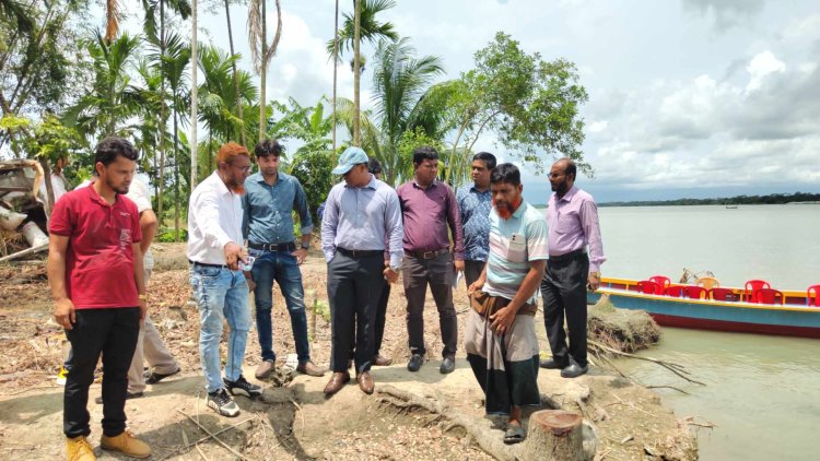 ভাঙন কবলিত এলাকা পরিদর্শন করলেন ইউএনও ও পানি উন্নয়ন বোর্ড প্রতিনিধি দল আমির হোসেন