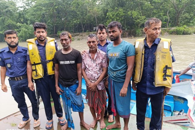 হিজলায় মেঘনা নদীতে চাঁদাবাজি:নৌ-পুলিশের অভিযানে আটক ৩