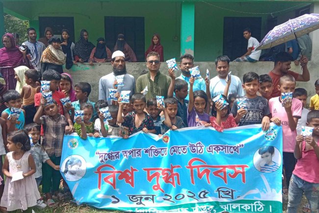 নলছিটিতে এতিমদের মাঝে তরল দুধ বিতরণ