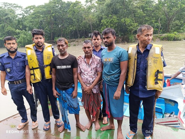 হিজলায় মেঘনা নদীতে চাঁদাবাজি:নৌ-পুলিশের অভিযানে আটক ৩