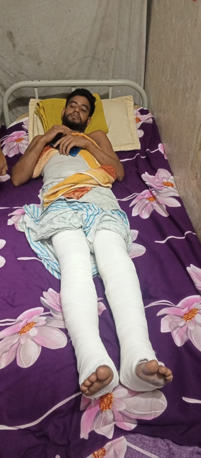 মাদক ব্যবসায় বাধা দেওয়ায় স্কুল শিক্ষককে পিটিয়ে দুই পা ভেঙে দেয়া