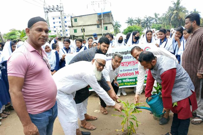 স্কুল ভিত্তিক সচেতনতামূলক আলোচনা ও বৃক্ষরোপণ কর্মসূচি অনুষ্ঠিত