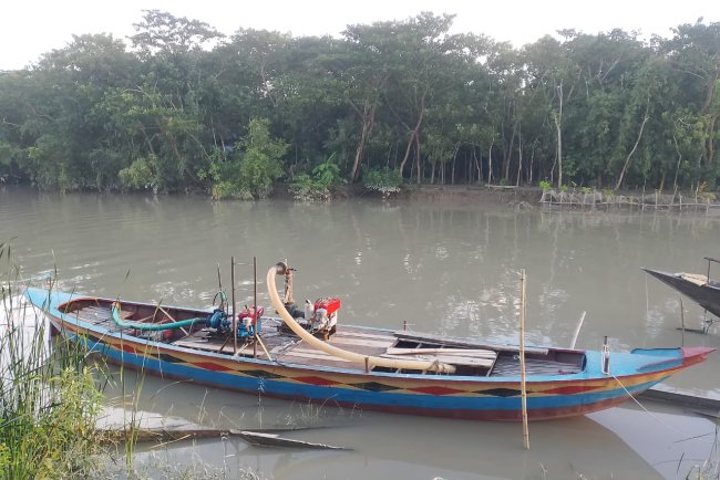 হিজলায় অবৈধ বালু উত্তোলনের সময় জনতার হাতে ড্রেজার আটক