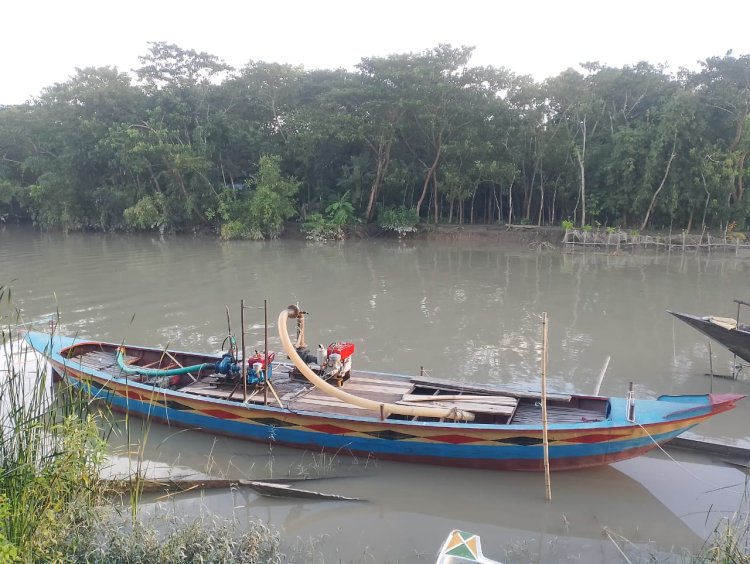 হিজলায় অবৈধ বালু উত্তোলনের সময় জনতার হাতে ড্রেজার আটক