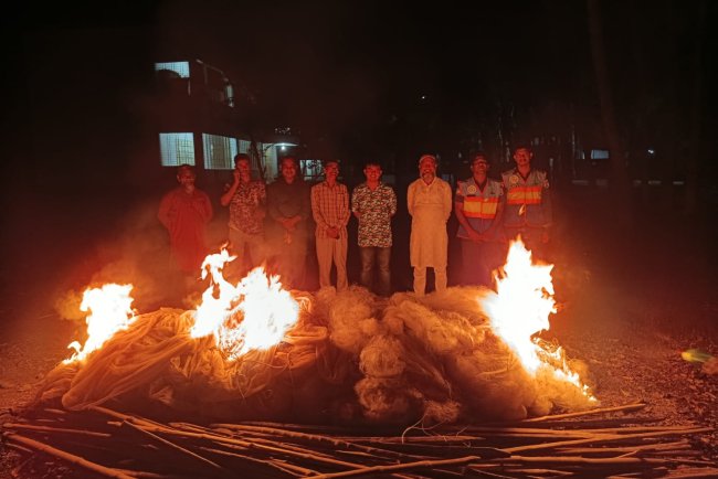 হিজলায় মেঘনা নদীতে ভ্রাম্যমাণ আদালতের অভিযান